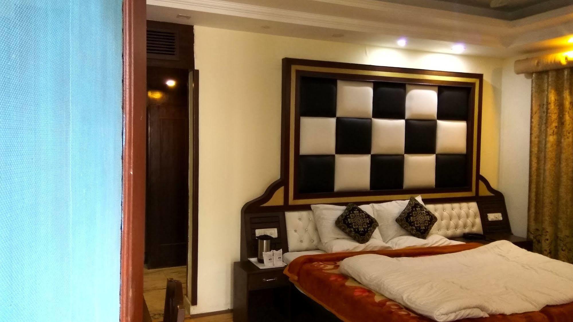 Le Grand Manali - The River Facing Hotel Ngoại thất bức ảnh